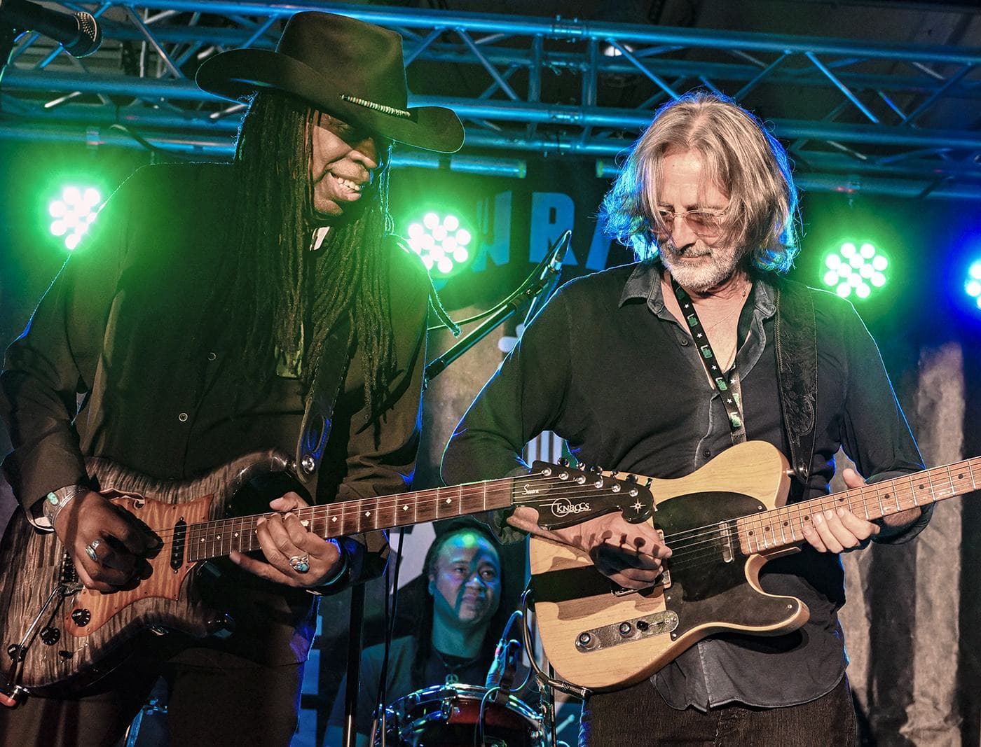 Larry Mitchell, who led OSF7's Guitar Tone Workshop, playing alongside Allen Hinds