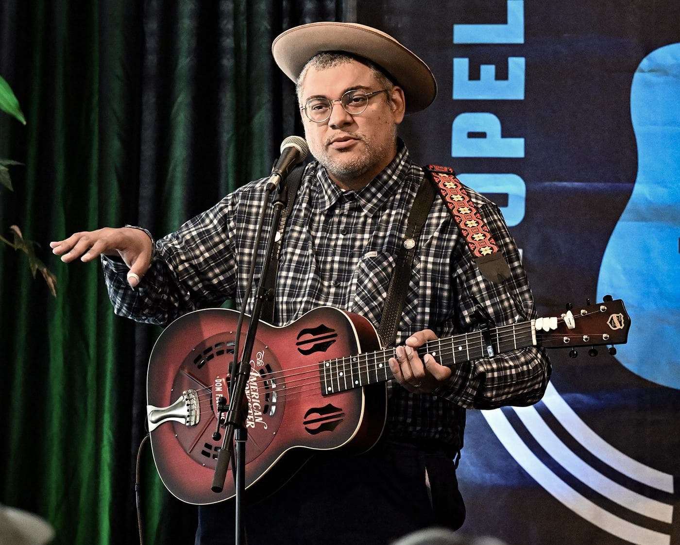 Dom Flemons performing at Heritage House